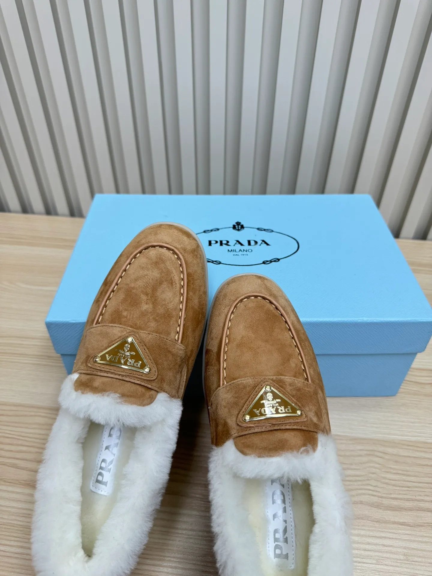p580 Prada couple loafers｜Winter warmth and good looks at the same time online❄️👫 This is the C position of the shoe cabinet this autumn and winter! Prada's new couple's loafers are high-end yet still stylish~ ✨Imported frosted cowhide fabric, exquisite texture and high-end at first glance 🐑Australian imported sheepskin fur integrated lining, maximum warmth retention! It is also super warm to wear in winter in the north. 🔺The classic triangle logo embellishes the upper, which is simple and elegant, with perfect recognition. 💯Original TPU absorbent film outsole, non-slip, wear-resistant and durable. A must-have item for couples to go out on the street! The upper foot instantly enhances the overall outfit level, whether it is paired with a coat or a down jacket, it looks great ~ #Prada Loafers #coupleshoesrecommend #wintermusthaveshoes #luxurywear Outfit Fabric: Imported two-layer frosted cowhide Lining: Sheepskin imported from Australia One piece Outsole: Original Tpu absorbent film outsole Female size: 35~41 (customized in 41) Male size: 39~45 (customized in 45)